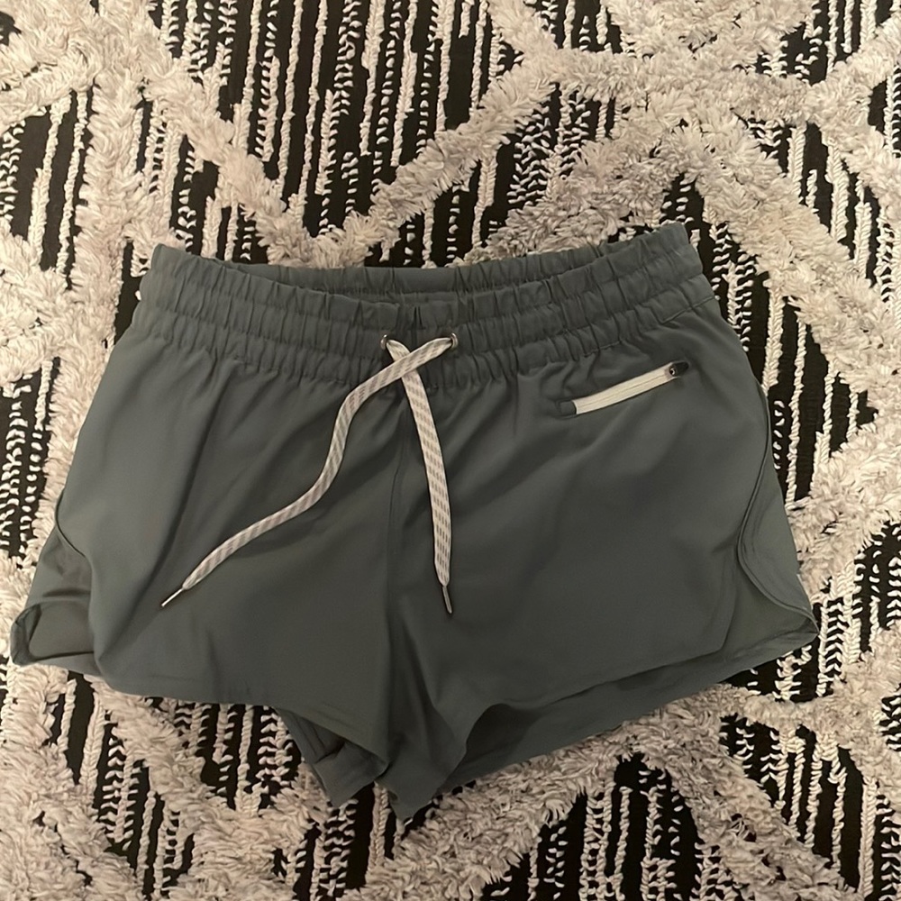 Vuori Clementine Short 2.0. Size small